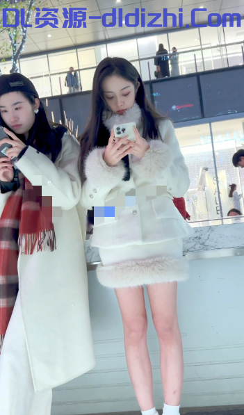 【KFC】極品美女雪天光腿·被攝影師各種拍·白色内微透黑森林【618M_1V】