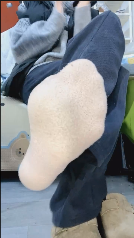 玩物直播苒苒s-251201 榨精厚棉袜勃起拖鞋红绿灯【1V】【586MB百度云】 预览图 1