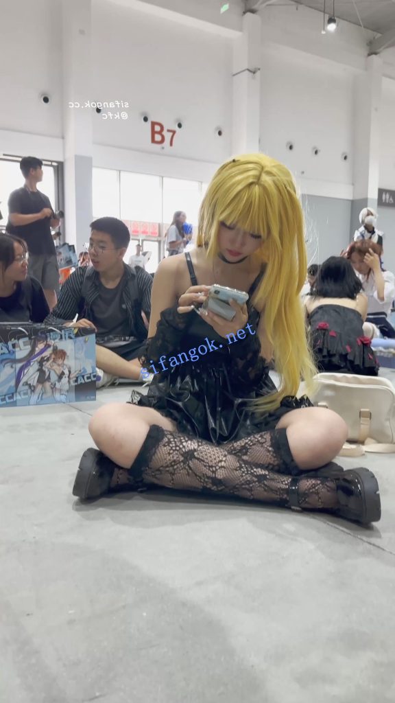 【KFC】短网袜COSER专注玩手机·白色内内露在外面前后CD【1V】【495M】 预览图 9