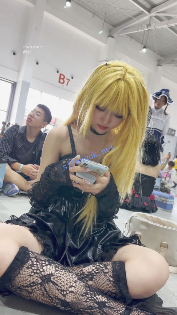 【KFC】短网袜COSER专注玩手机·白色内内露在外面前后CD【1V】【495M】 预览图 3