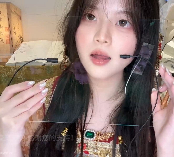 椰椰拿铁_新年限定·火树银花｜汉服露脸果酱玻璃板舔屏1V323M百度盘-福利岛