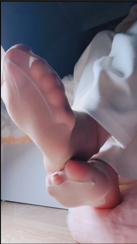 玩物直播乔乔在这里-251202 薄丝【1V】【300MB百度云】 预览图 3