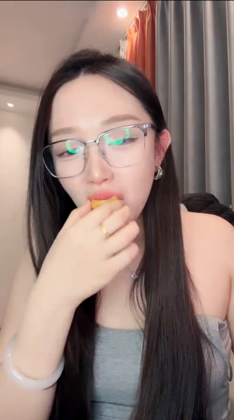 颜值嫩妹【萝莉叭嗦】眼镜一戴我最骚大尺度掰穴自慰3v 预览图 1