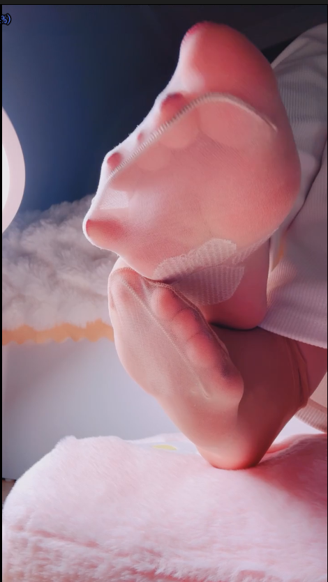 玩物直播乔乔在这里-251202 薄丝【1V】【300MB百度云】 预览图 4