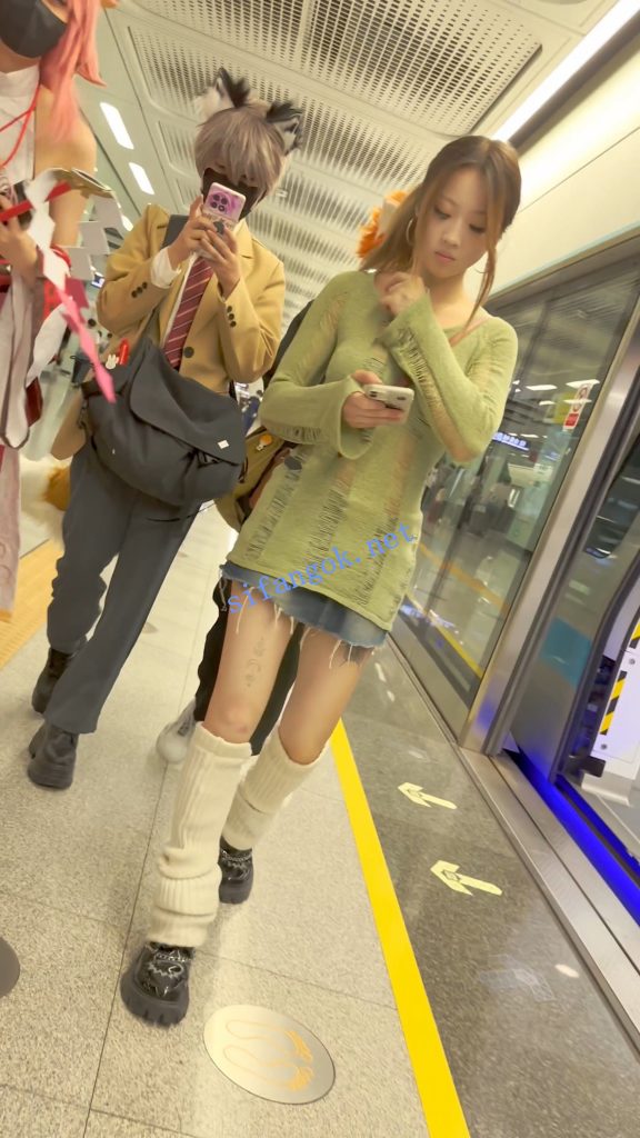 【KFC】露背装学生妹和闺蜜逛街·过膝袜灰色窄内骚气外露【1V】【838M】 预览图 6