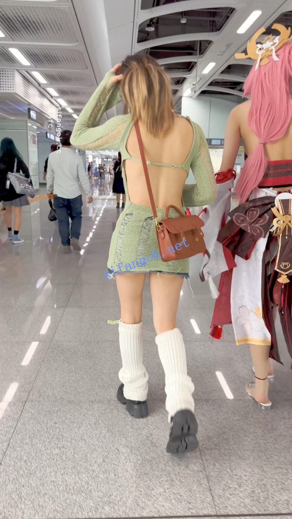 【KFC】露背装学生妹和闺蜜逛街·过膝袜灰色窄内骚气外露【1V】【838M】 预览图 11