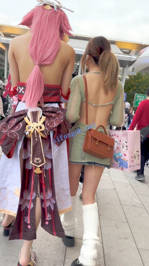 【KFC】露背装学生妹和闺蜜逛街·过膝袜灰色窄内骚气外露【1V】【838M】 预览图 9