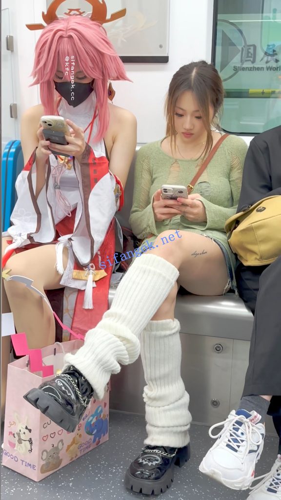 【KFC】露背装学生妹和闺蜜逛街·过膝袜灰色窄内骚气外露【1V】【838M】 预览图 12