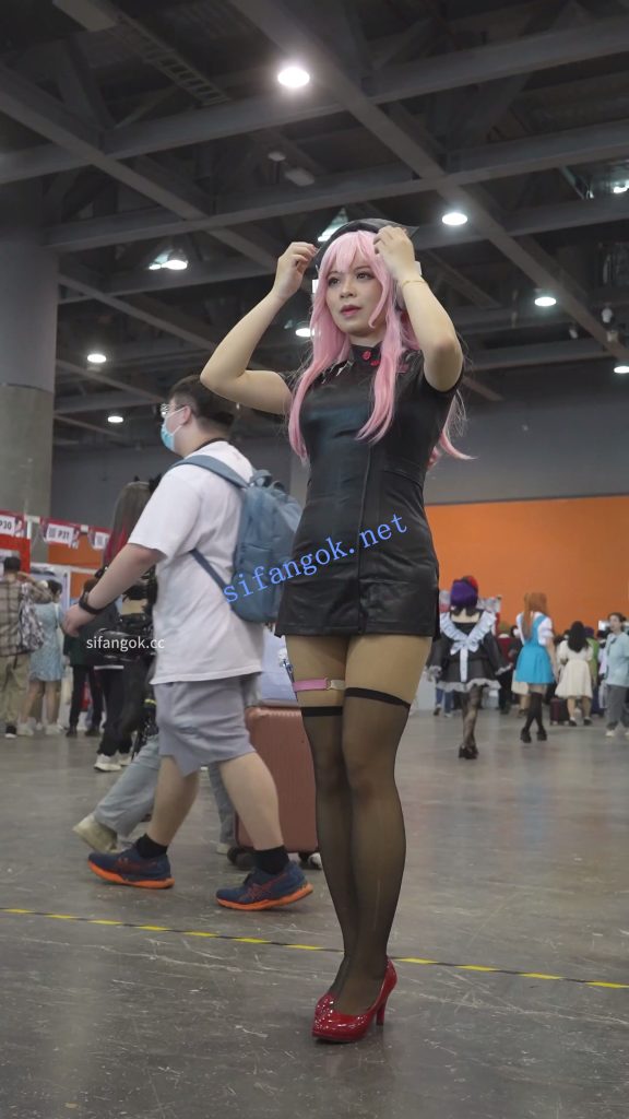 【xxn-361】黑色开衩旗袍cos小姐姐..条纹内裤穿在肉丝外面【1V】【532M】 预览图 6