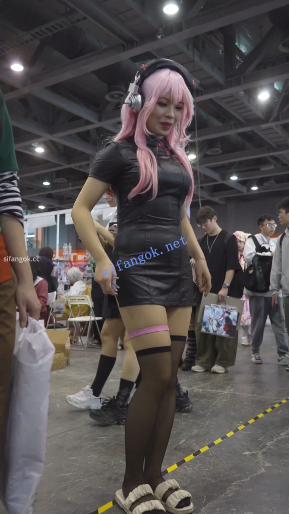 【xxn-361】黑色开衩旗袍cos小姐姐..条纹内裤穿在肉丝外面【1V】【532M】 预览图 2