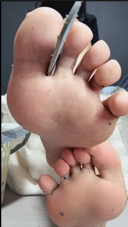 玩物直播姜琦琦-251202 红绿灯脚泥口水榨精+红绿灯运动鞋白棉袜【2V】【641MB百度云】 预览图 2