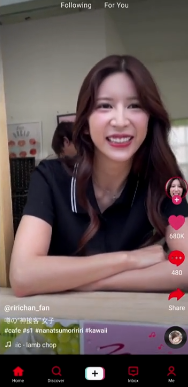 网络疯传的绝美咖啡店女店员，背后却有不为人知的秘密【1.14G】 预览图 1