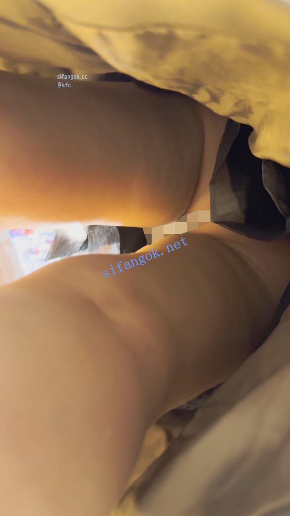 【KFC】两个骚货逛街·短裙骚窄内一箭双雕·同好也忍不住偷拍【1V】【1.06G】 预览图 13