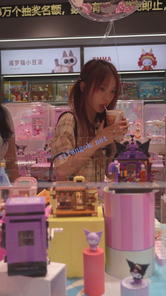 (BC-AA-649)格子长裙小姐姐买盲盒..笑容甜美男友面前被抄底【1V】【310M】 预览图 2