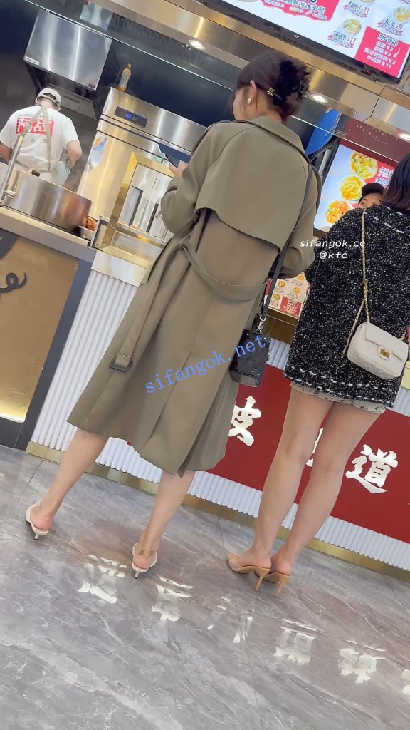 【KFC】两个骚货逛街·短裙骚窄内一箭双雕·同好也忍不住偷拍【1V】【1.06G】 预览图 9