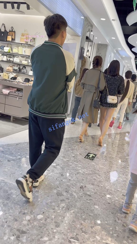 【KFC】两个骚货逛街·短裙骚窄内一箭双雕·同好也忍不住偷拍【1V】【1.06G】 预览图 15