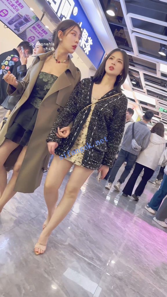 【KFC】两个骚货逛街·短裙骚窄内一箭双雕·同好也忍不住偷拍【1V】【1.06G】 预览图 8