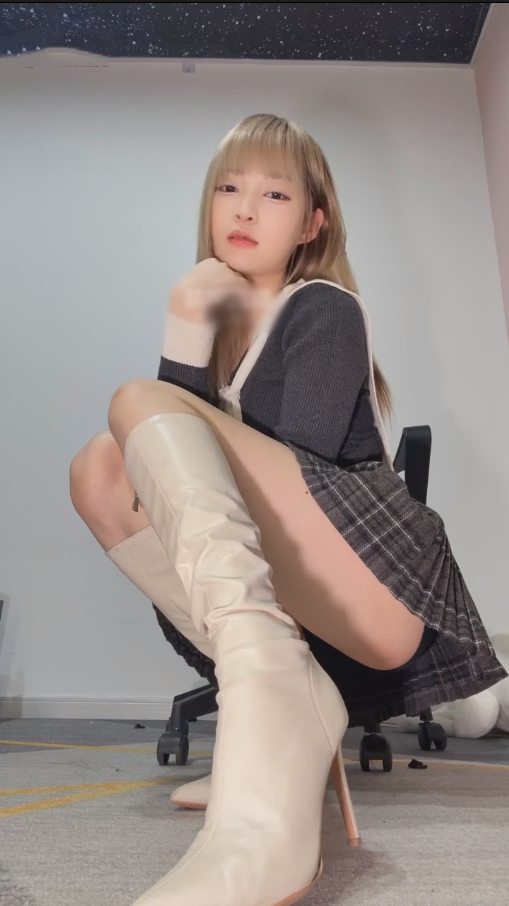 玩物直播妮妮ss-251202 红绿灯裸足白靴光腿榨精【1V】【367MB百度云】 预览图 3