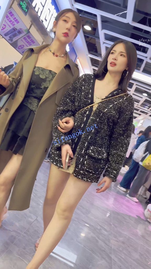 【KFC】两个骚货逛街·短裙骚窄内一箭双雕·同好也忍不住偷拍【1V】【1.06G】 预览图 10