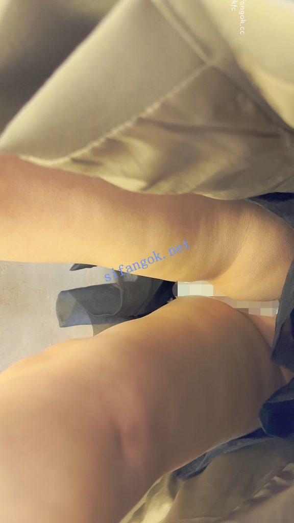 【KFC】两个骚货逛街·短裙骚窄内一箭双雕·同好也忍不住偷拍【1V】【1.06G】 预览图 2