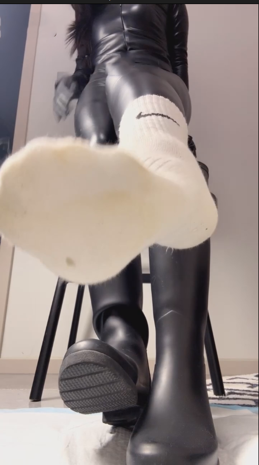 玩物直播夏夏-251201 全身皮装臀部视角黑色hunter靴子爆骂靴奴贱狗【1V】【414MB百度云】 预览图 1