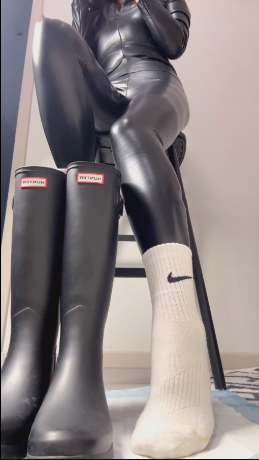 玩物直播夏夏-251201 全身皮装臀部视角黑色hunter靴子爆骂靴奴贱狗【1V】【414MB百度云】 预览图 3