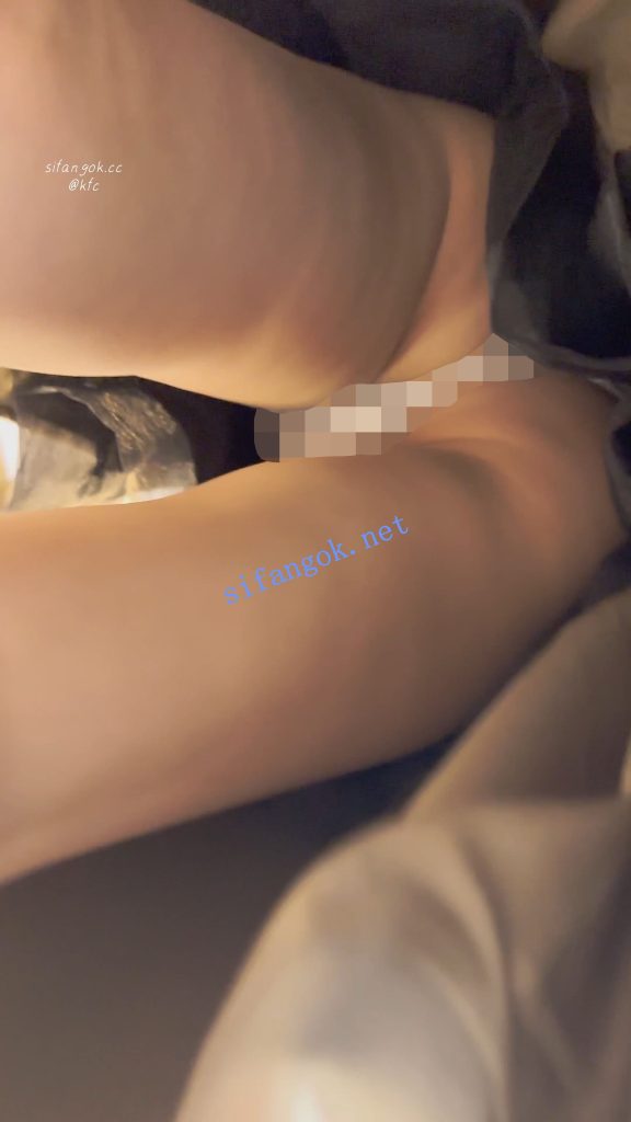 【KFC】两个骚货逛街·短裙骚窄内一箭双雕·同好也忍不住偷拍【1V】【1.06G】 预览图 4