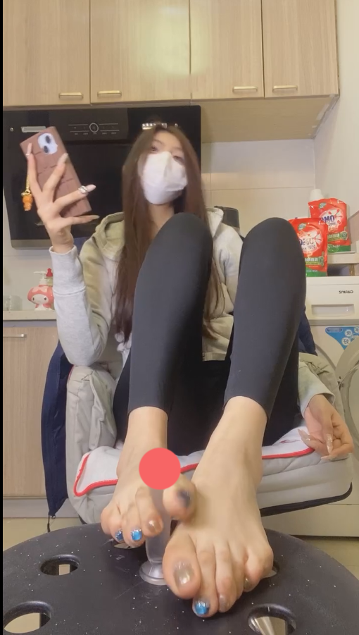 玩物直播小懿-251202新做的美甲人字拖红绿灯【1V】【610MB百度云】 预览图 2