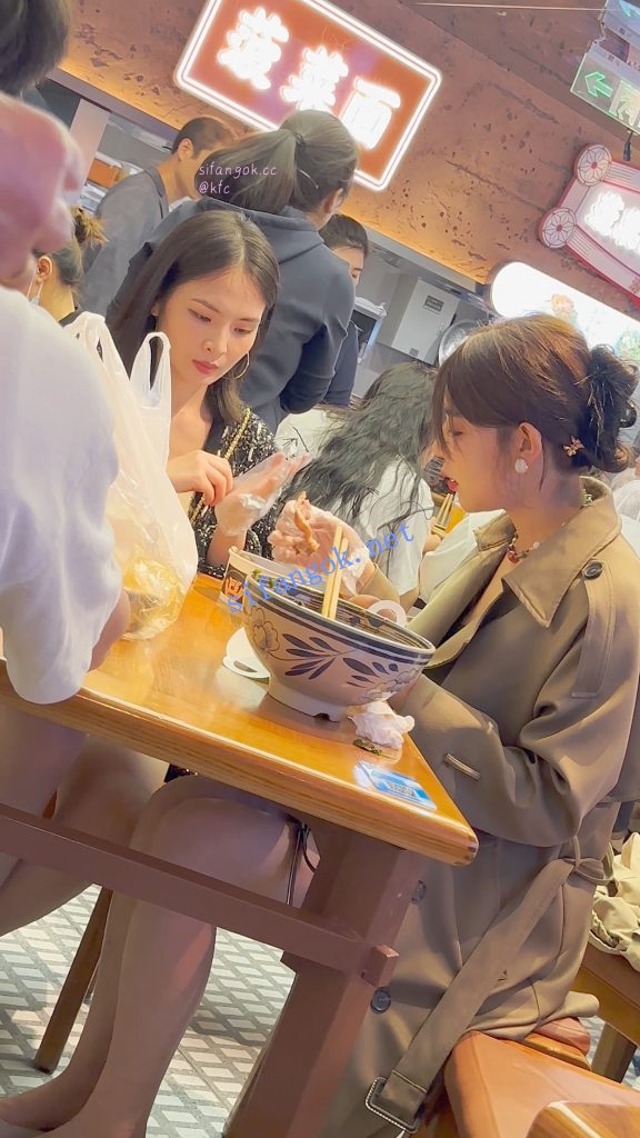 【KFC】两个骚货逛街·短裙骚窄内一箭双雕·同好也忍不住偷拍【1V】【1.06G】 预览图 12
