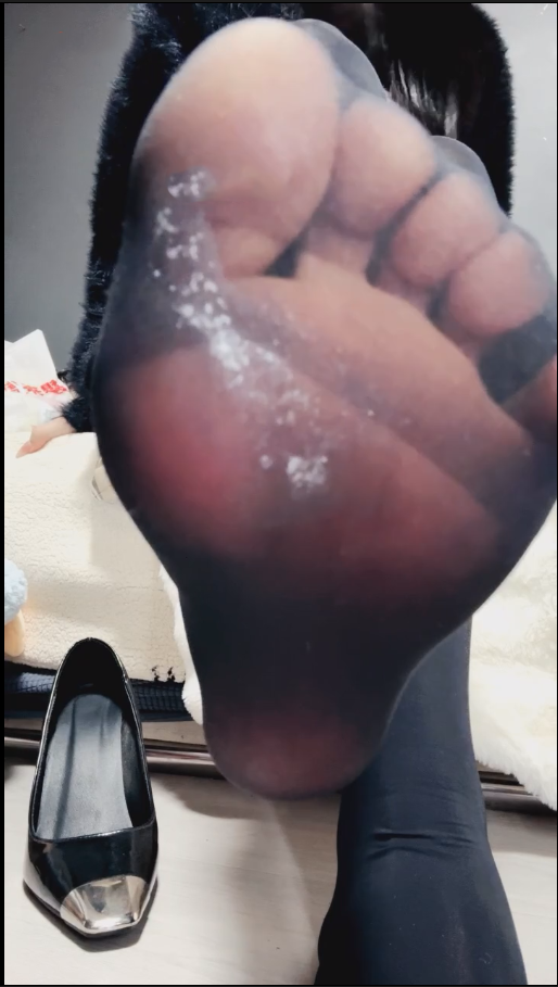 玩物直播姜琦琦-251203 黑棉袜皮靴+红绿灯绿帽淫妻【2V】【486MB百度云】 预览图 2