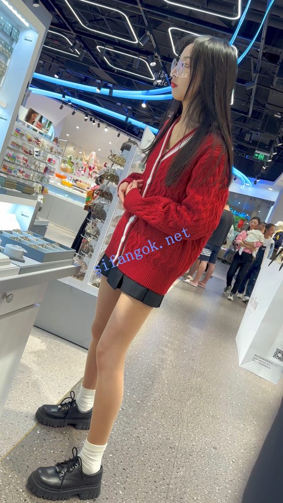 【KFC】短裙学生妹和男友甜蜜逛街·肉色丝袜白色内内前后CD【1V】【907M】 预览图 15