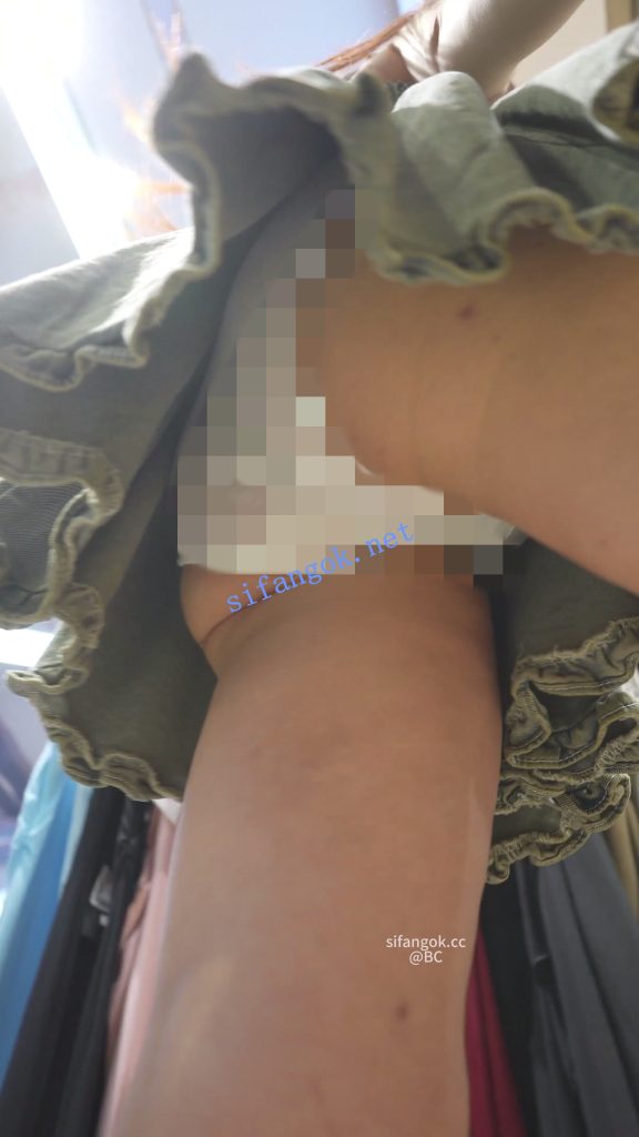 (BC-SSS-108)气质美女短裙逛街..服装店换了裙子又被拍微透白内【1V】【1.04G】 预览图 7