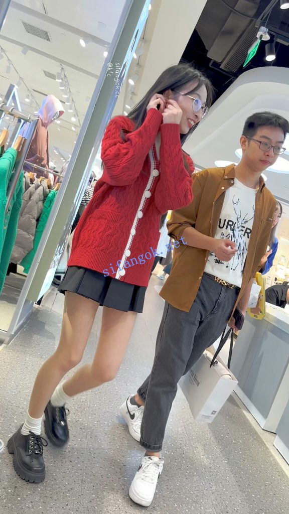 【KFC】短裙学生妹和男友甜蜜逛街·肉色丝袜白色内内前后CD【1V】【907M】 预览图 6