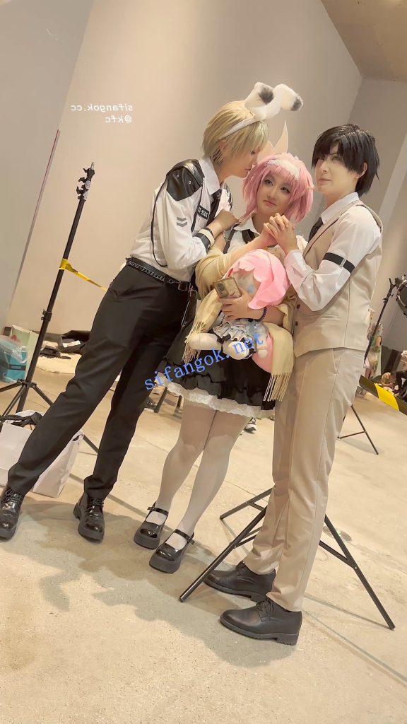 【KFC】学生妹COSER逛街拍照·过膝白丝·翘屁股露出白色内内【1V】【680M】 预览图 5