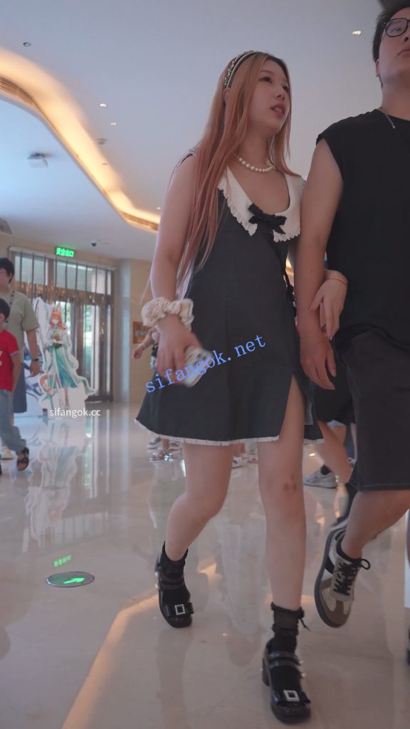 (BC-AA-651)金发美女和男友逛街..开叉裙配蕾丝粉内骚气十足【1V】【295M】 预览图 6