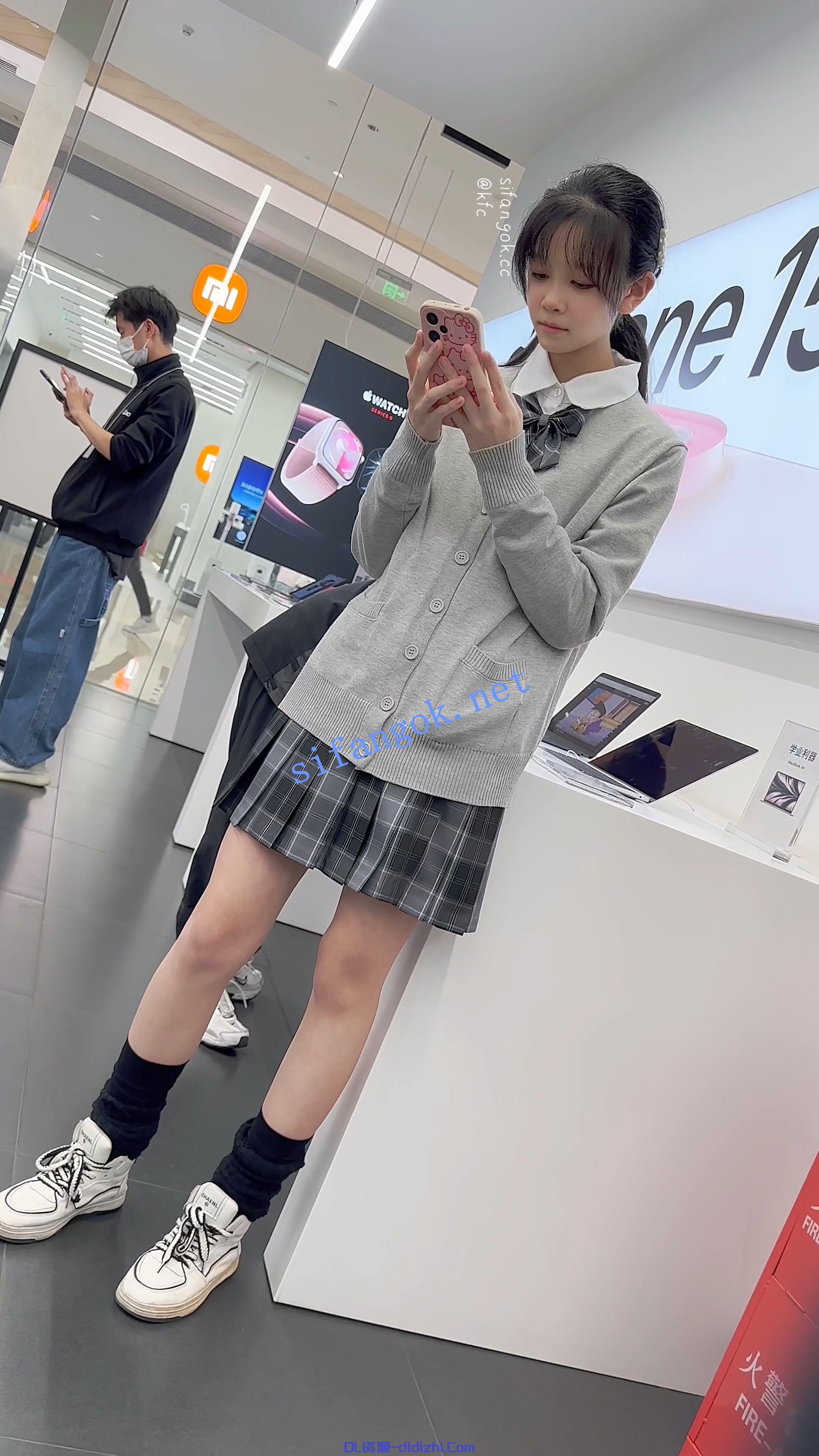 【KFC】制服JK學生妹逛街專注玩手機·短裙粉色内内萌萌哒 881.1MB