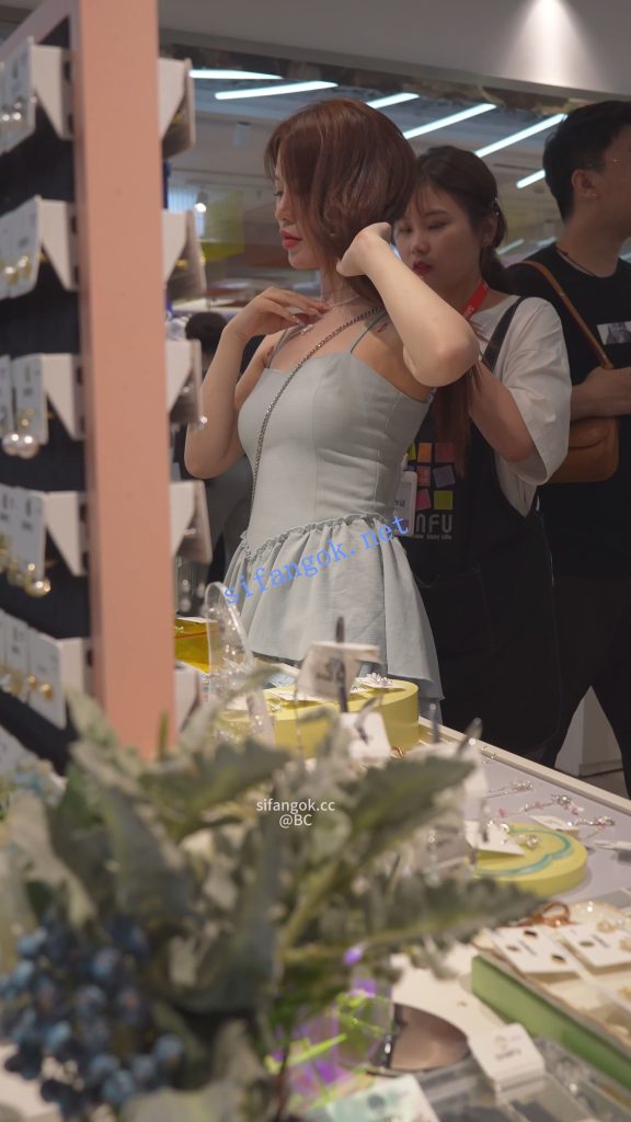 (BC-SSS-108)气质美女短裙逛街..服装店换了裙子又被拍微透白内【1V】【1.04G】 预览图 11