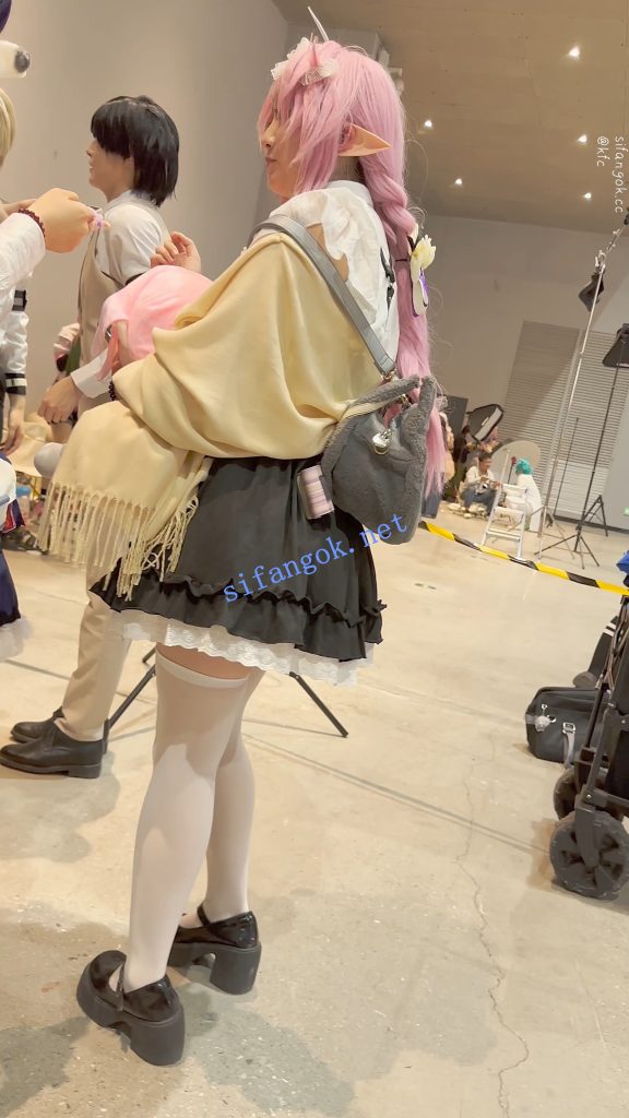 【KFC】学生妹COSER逛街拍照·过膝白丝·翘屁股露出白色内内【1V】【680M】 预览图 3