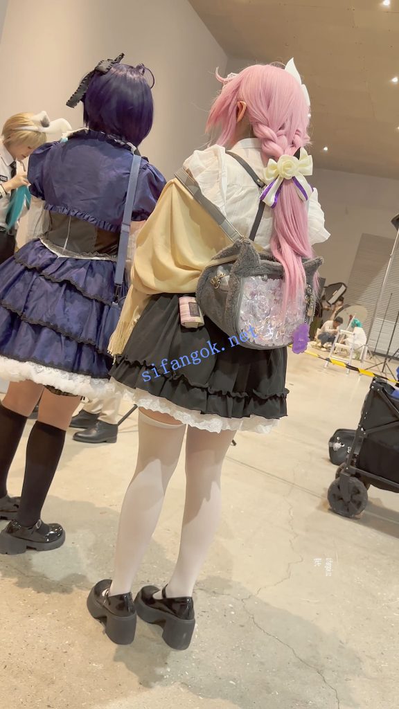 【KFC】学生妹COSER逛街拍照·过膝白丝·翘屁股露出白色内内【1V】【680M】 预览图 7