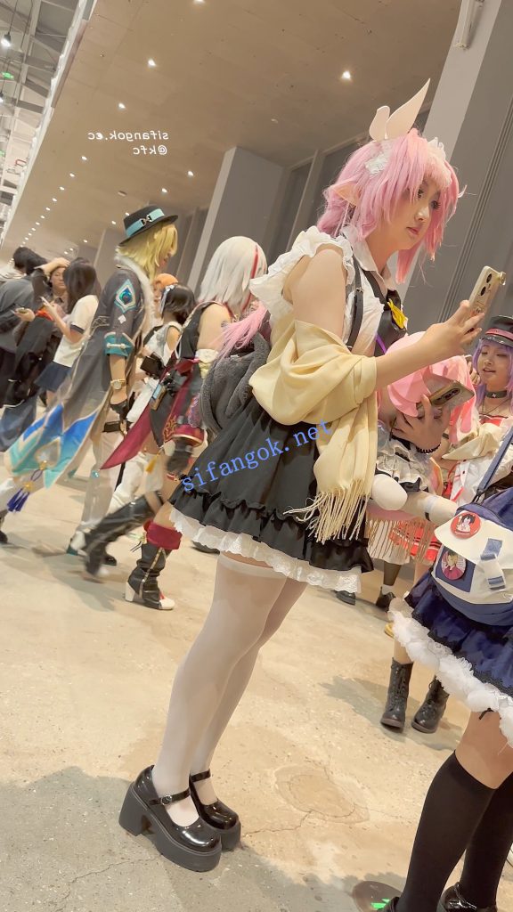 【KFC】学生妹COSER逛街拍照·过膝白丝·翘屁股露出白色内内【1V】【680M】 预览图 4