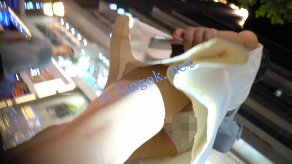（空城原创）白裙性感小姐姐逛街，微透白N前面透明【1V】【320M】 预览图 2