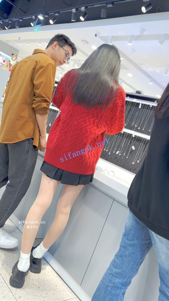 【KFC】短裙学生妹和男友甜蜜逛街·肉色丝袜白色内内前后CD【1V】【907M】 预览图 10