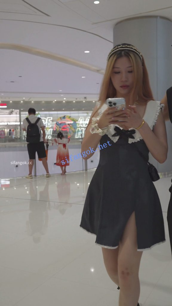 (BC-AA-651)金发美女和男友逛街..开叉裙配蕾丝粉内骚气十足【1V】【295M】 预览图 4