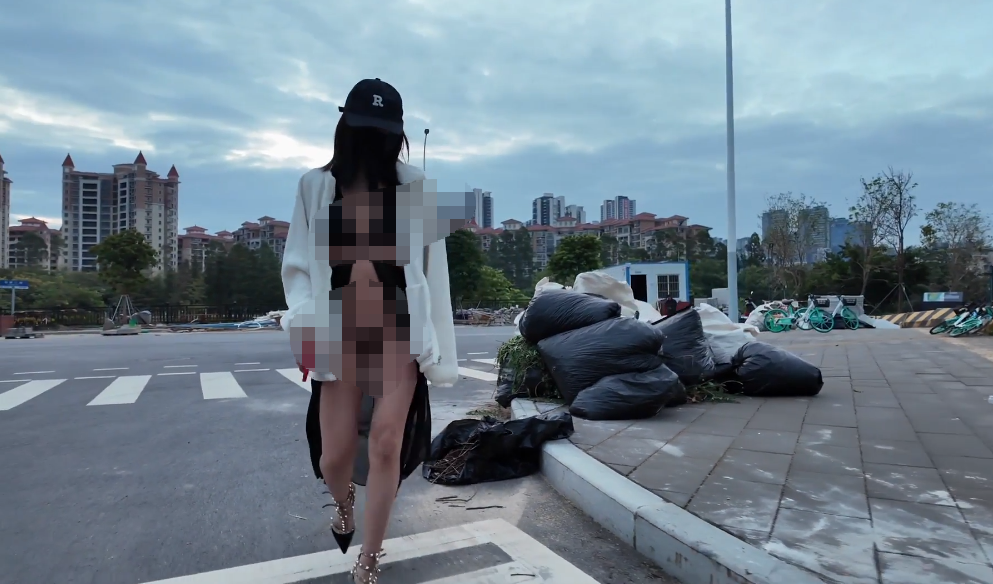 城市街头露出，【cikaimoonLiWaynix】，从白天到黑夜，大叔们一个个看得流口水，紧张刺激！【3v】 预览图 1