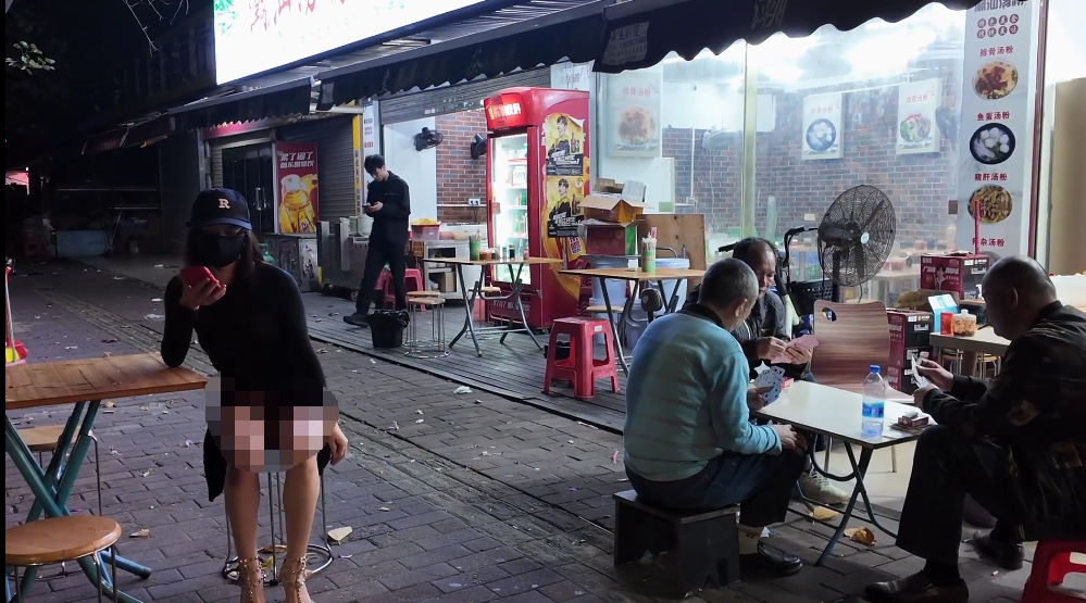 城市街头露出，【cikaimoonLiWaynix】，从白天到黑夜，大叔们一个个看得流口水，紧张刺激！【3v】 预览图 2