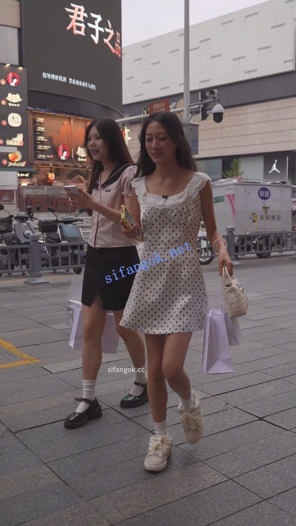 (BC-AA-653)一箭双雕两位小姐姐..粉色窄内透心凉+宽松裙白内【1V】【319M】 预览图 3