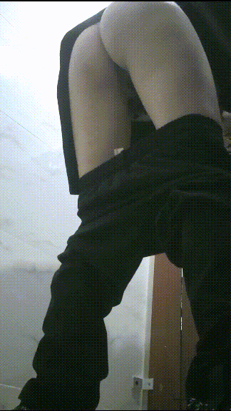 精品廁拍，年輕小姐姐較多的女廁連續偷拍妹子大小便，還有個美腿美女脫光換褲子 1.47GB 预览图 5