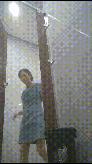 精品廁拍，年輕小姐姐較多的女廁連續偷拍妹子大小便，還有個美腿美女脫光換褲子 1.47GB 预览图 3