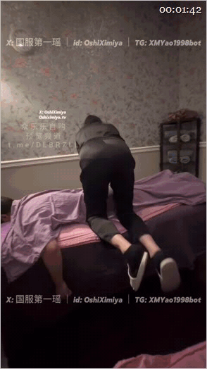 推特性愛大師95後綠帽情侶美腿女王「汐夢瑤」按摩店技師準備的空檔，我偷偷鑽進床底躲好，男友上面在按摩放松、我在下面在吃肉棒 604.1MB 预览图 1