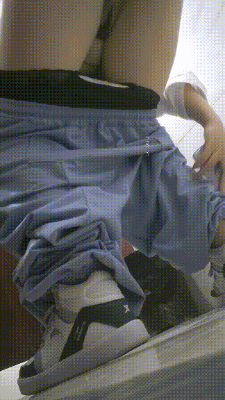 精品廁拍，年輕小姐姐較多的女廁連續偷拍妹子大小便，還有個美腿美女脫光換褲子 1.47GB 预览图 6